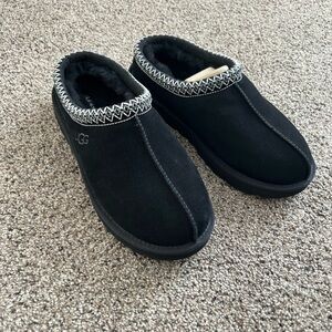 UGG Tazman Men's or Woman’s Black Slippers Shoes size 10 woman’s or 8 men’s